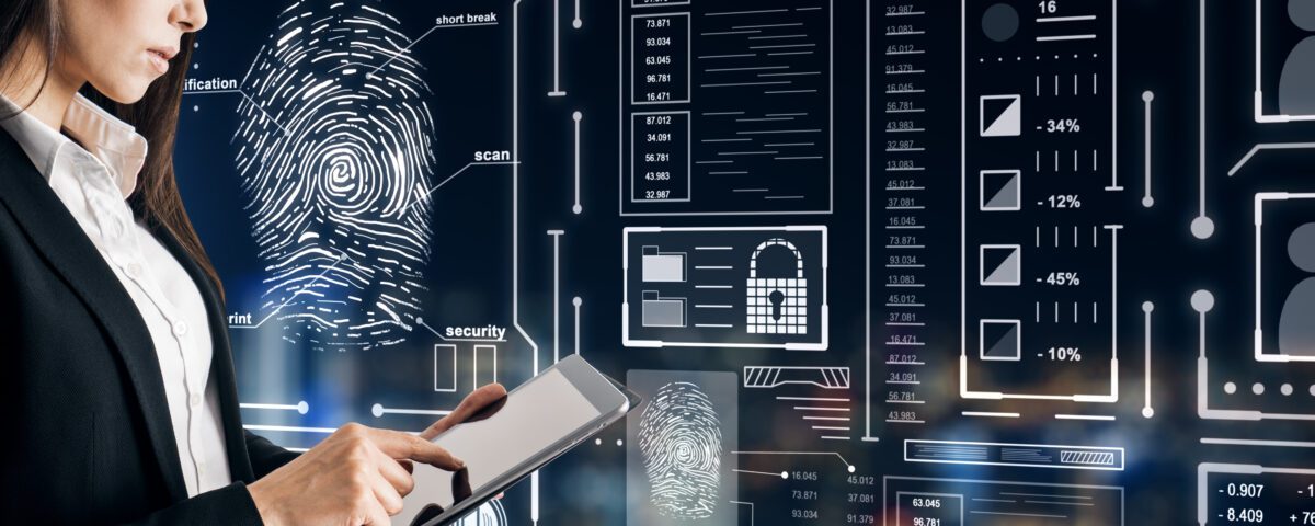 Profissional analisando dados de segurança digital e autenticação biométrica em sistemas financeiros, representando governança e cibersegurança no setor regulado pelo Banco Central.