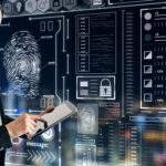 Profissional analisando dados de segurança digital e autenticação biométrica em sistemas financeiros, representando governança e cibersegurança no setor regulado pelo Banco Central.