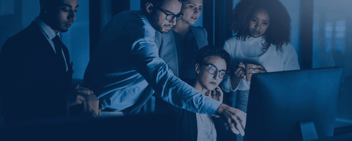 Especialistas em segurança analisando sistemas em ambiente de infraestrutura de TI, representando o Pentest obrigatório do Banco Central em instituições financeiras.