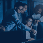 Especialistas em segurança analisando sistemas em ambiente de infraestrutura de TI, representando o Pentest obrigatório do Banco Central em instituições financeiras.