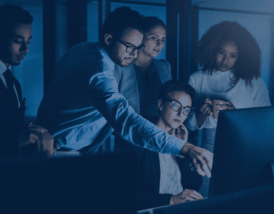 Especialistas em segurança analisando sistemas em ambiente de infraestrutura de TI, representando o Pentest obrigatório do Banco Central em instituições financeiras.